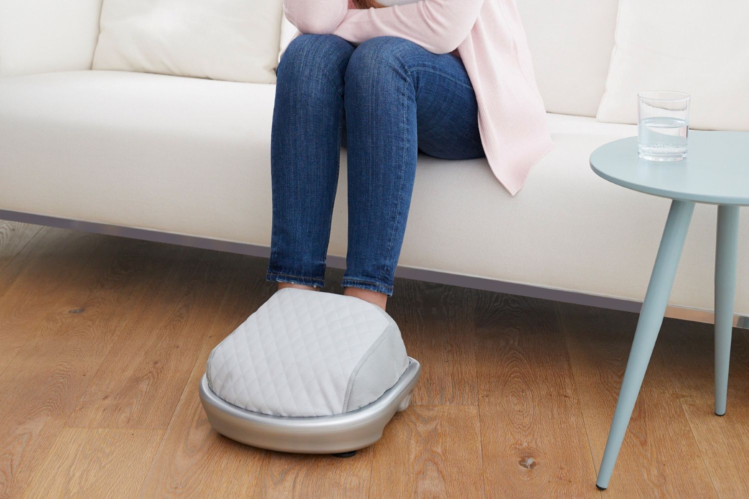 Person nutzt medisana FMG 880 Gel-Shiatsu-Fußmassagegerät auf dem Sofa – sanfte Massage mit Gelköpfen für entspannte Füße und tiefenwirksame Erholung